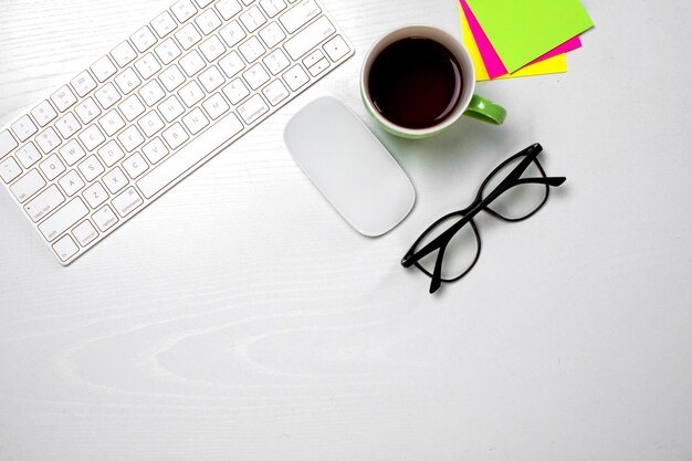 Outils de bureau et une tasse de café sur la table