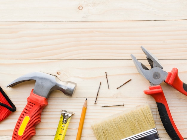 Outils de charpentier sur un bureau en bois