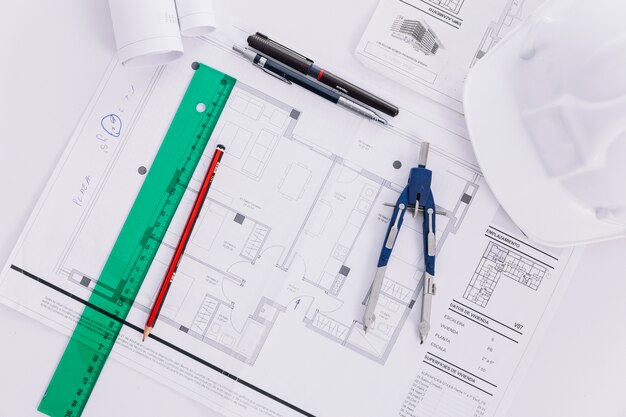 Outils de dessin près des plans et du casque