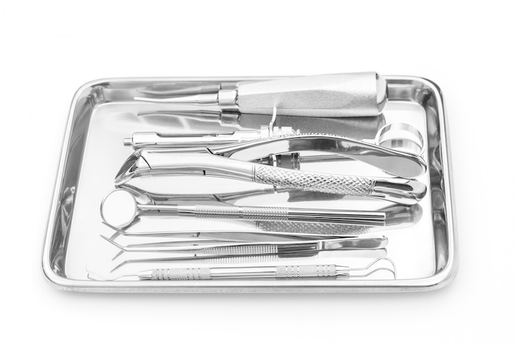 Photo gratuit outils et équipements dentaires sur fond blanc.