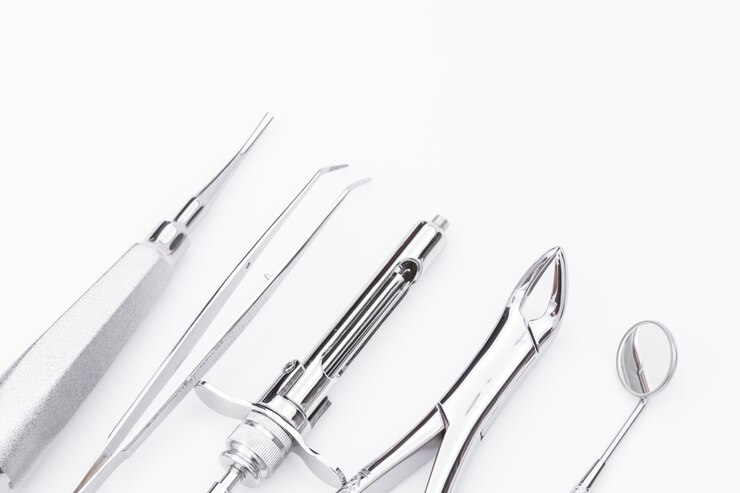 Photo gratuit outils et équipements dentaires sur fond blanc.