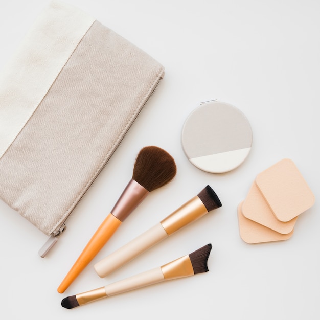 Outils de maquillage dans un étui