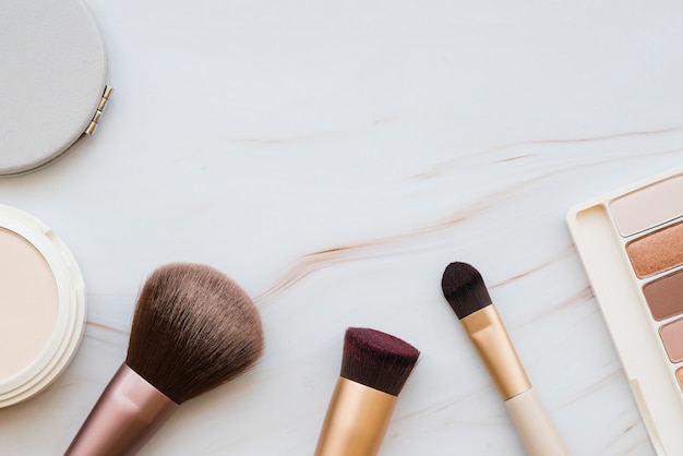 Outils de maquillage et fard à paupières