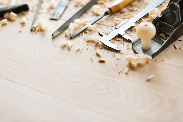 Outils de menuiserie sur fond de table en bois