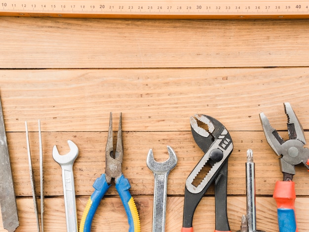 Outils de menuiserie à la main sur une table en bois