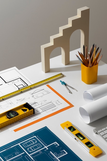 Photo gratuite outils de mesure à angle élevé sur la nature morte du bureau