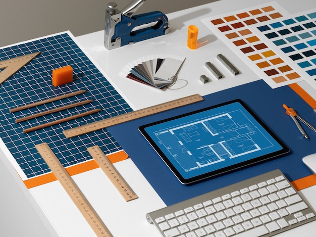 Photo gratuite outils de mesure à angle élevé sur la nature morte du bureau