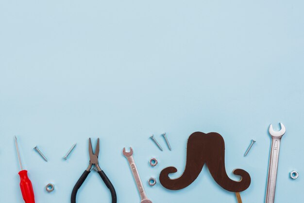 Outils avec moustache de papier noir sur la table