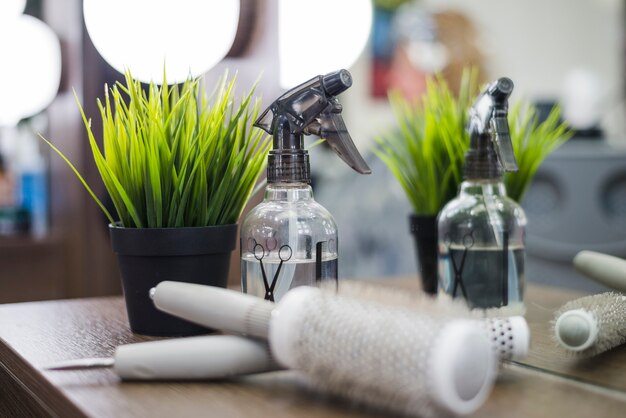 Outils de salon de coiffure avec plante