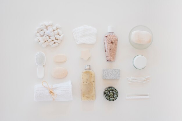 Outils de soins de la peau sur une table blanche