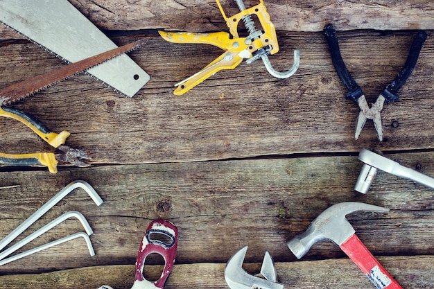 Outils Sur La Table En Bois