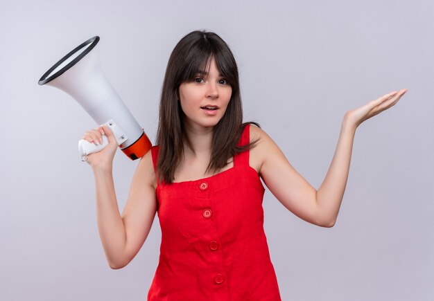 Outrageous young caucasian girl holding haut-parleur et main levée regardant la caméra sur fond blanc isolé