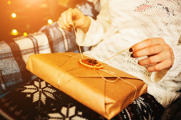 l&#39;ouverture d&#39;un cadeau brun avec une corde Personne