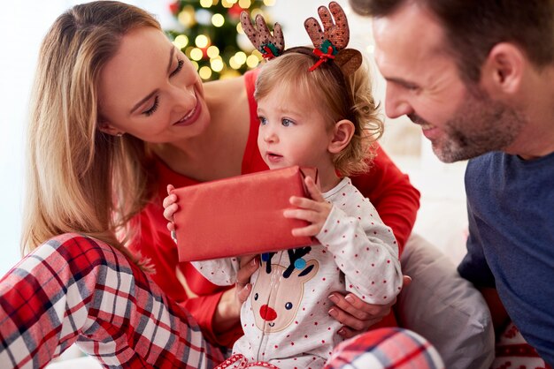 Ouverture du cadeau de Noël avec les parents au lit