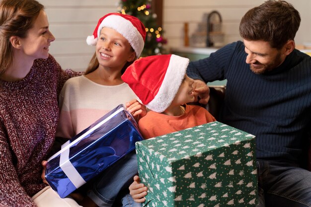 L'ouverture de la famille présente le jour de noël