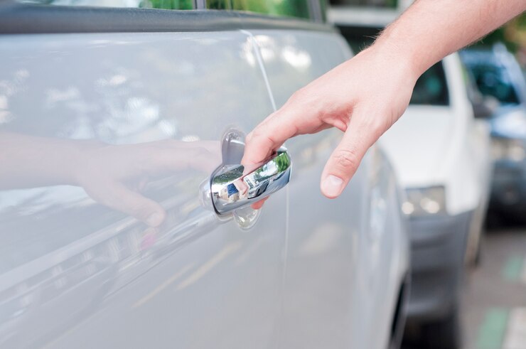 Photo gratuit ouverture de la porte de la voiture, man main ouvrant la porte de la voiture, de près