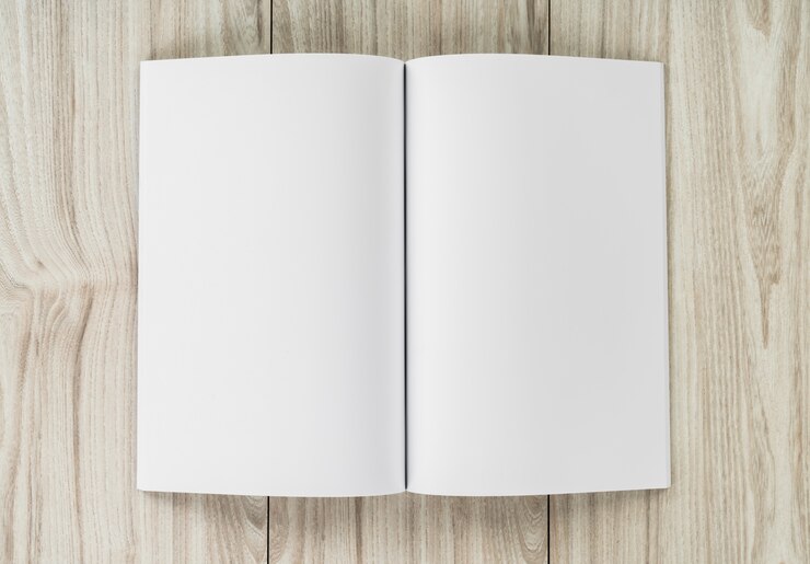 Photo gratuit ouvrez ordinateur portable avec des pages blanches