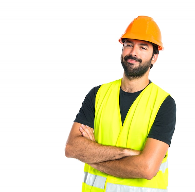 Ouvrier avec les bras croisés sur fond blanc