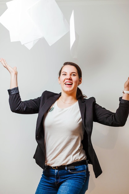 Ouvrier de bureau souriant vomissant des papiers