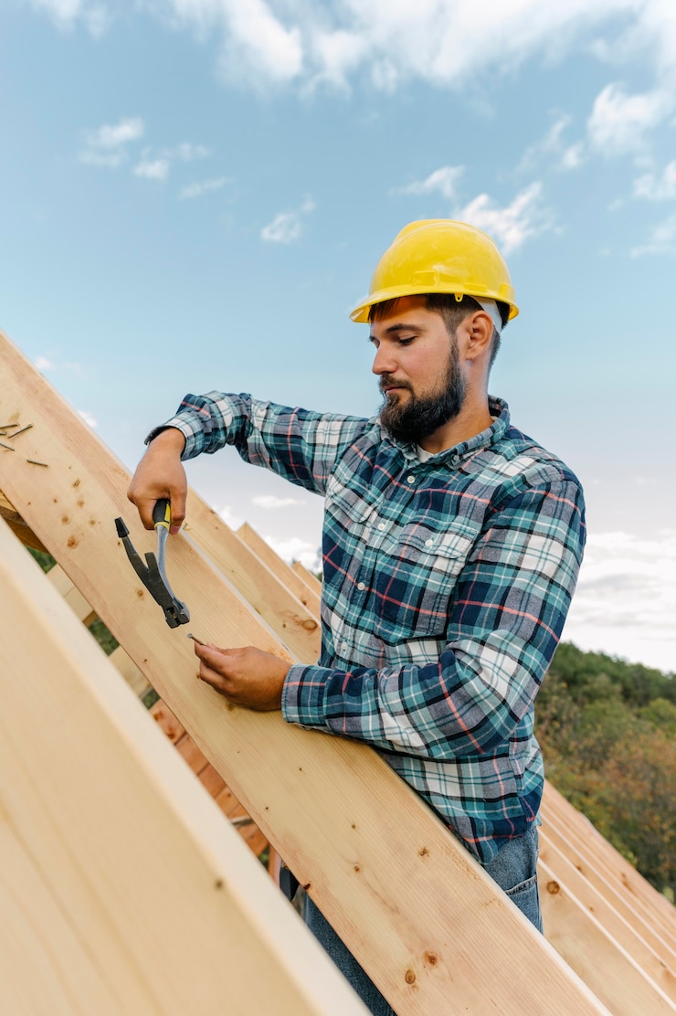 Photo gratuit ouvrier construisant le toit de la maison