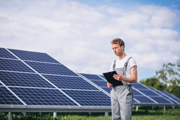 Ouvrier dans le feu près des panneaux solaires