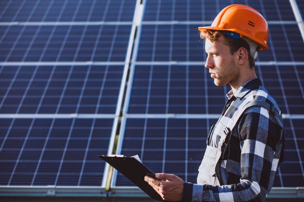 Ouvrier dans le feu près des panneaux solaires