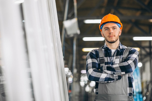 Photo gratuite ouvrier dans une usine