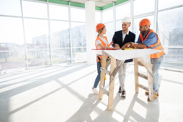 Ouvrier du bâtiment et de la construction sur le site avec l'architecte