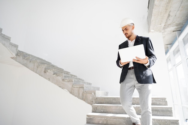 Photo gratuite ouvrier du bâtiment et de la construction sur le site avec l'architecte