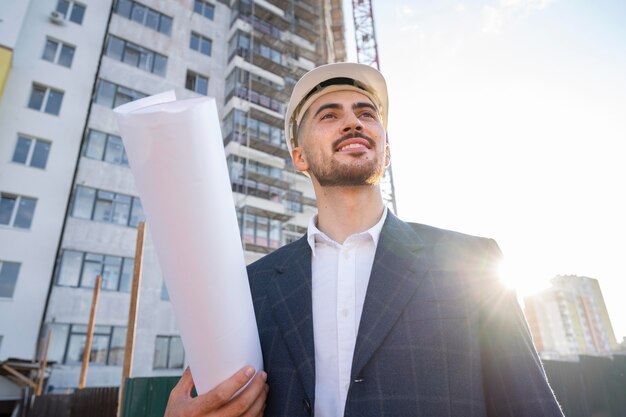 Ouvrier du bâtiment et de la construction sur le site