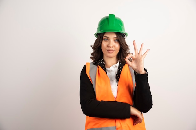 Ouvrier industriel femme montrant signe ok sur blanc