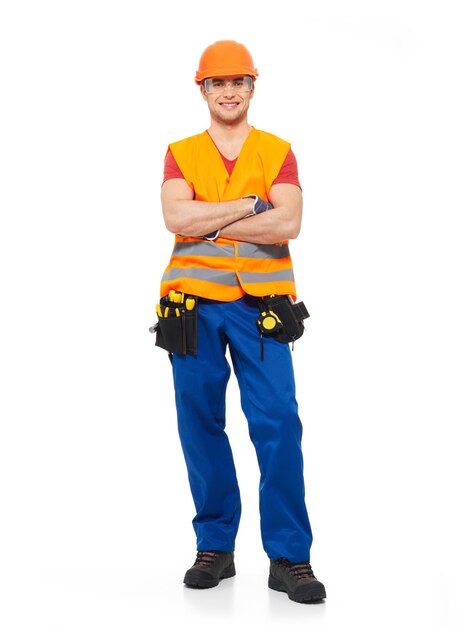 Photo gratuite ouvrier souriant avec des outils en uniforme orange portrait complet sur blanc