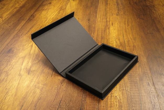 Ouvrir bois boîte noire sur le plancher