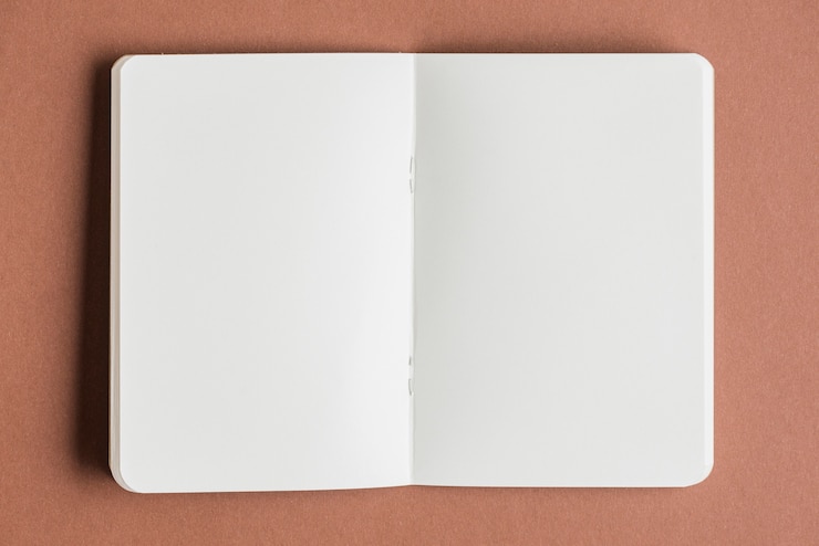 Photo gratuit ouvrir le livre blanc sur fond coloré