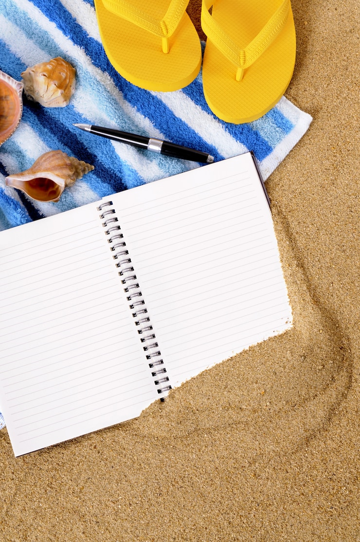 Photo gratuit ouvrir ordinateur portable sur la plage
