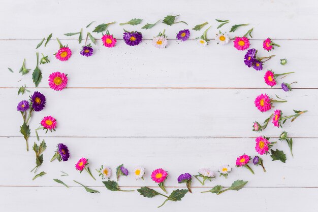 Ovale de fleurs sur une table en bois
