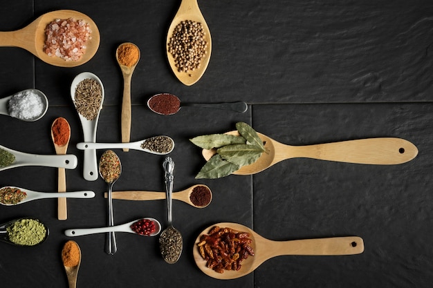 Pack cuillère avec condiments sur table