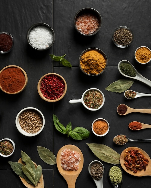 Pack cuillère avec condiments sur table