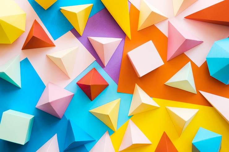 Photo gratuit pack d'objets en papier géométrique coloré