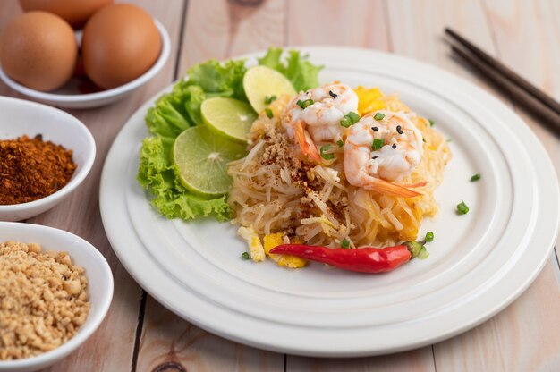 Pad Thai crevettes fraîches dans une assiette blanche.