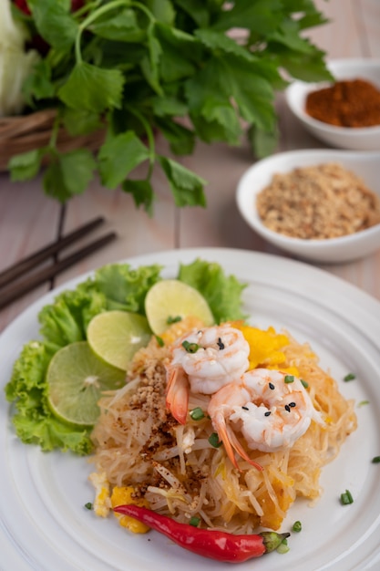 Pad Thai crevettes fraîches dans une assiette blanche.