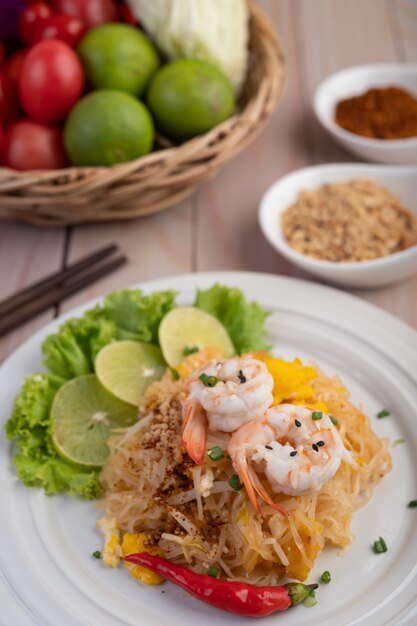 Pad Thai crevettes fraîches dans une assiette blanche.