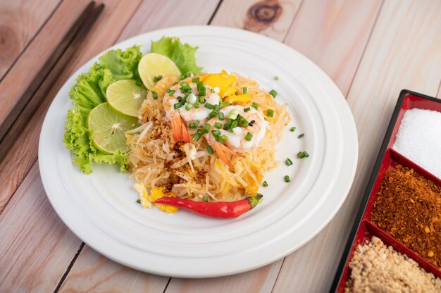 Pad Thai crevettes fraîches dans une assiette blanche.