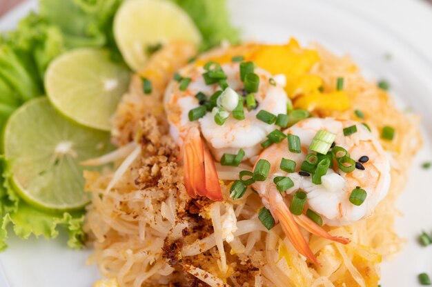 Pad Thai crevettes fraîches dans une assiette blanche.