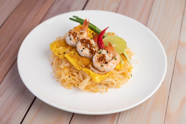 Pad Thai crevettes fraîches dans une assiette blanche.