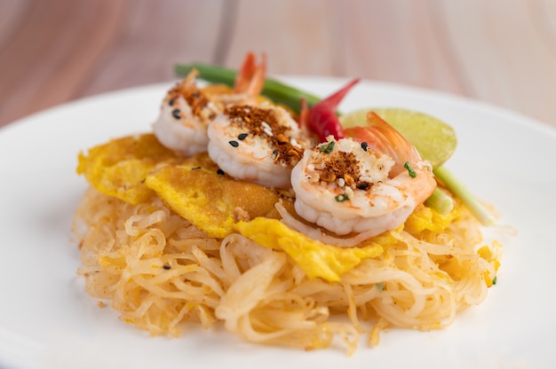 Pad Thai crevettes fraîches dans une assiette blanche.