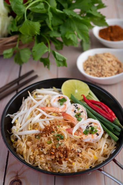 Photo gratuite pad thai crevettes fraîches dans une casserole.