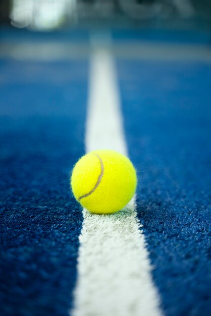 Paddle-tennis à angle élevé sur ligne blanche