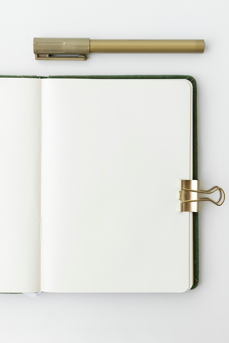 Photo gratuit page blanche et blanche du carnet de notes avec papier stationnaire