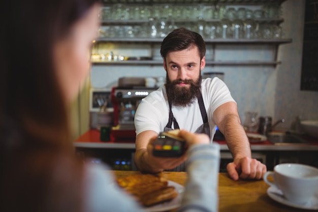 paiement de fabrication à la clientèle à travers le terminal de paiement au comptoir